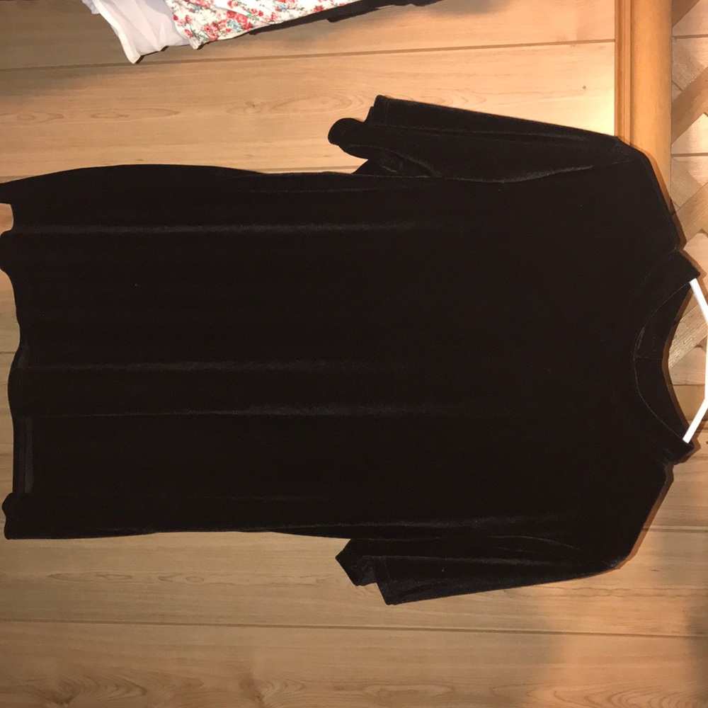Black velvet shirt with a key hole in the back